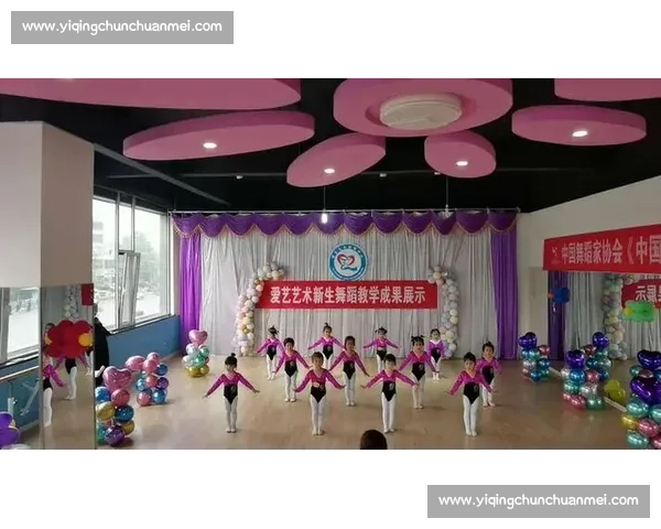 儿童游泳比赛精彩纷呈，小小泳将展现无限潜力与拼搏精神